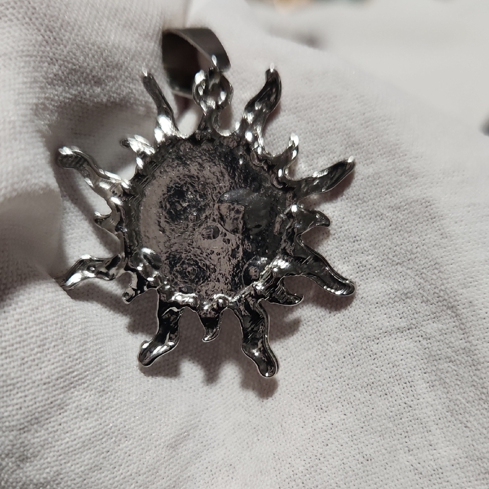 SILVER SUN PENDANT WITH BLACK CENTER. - Picture 2 of 3